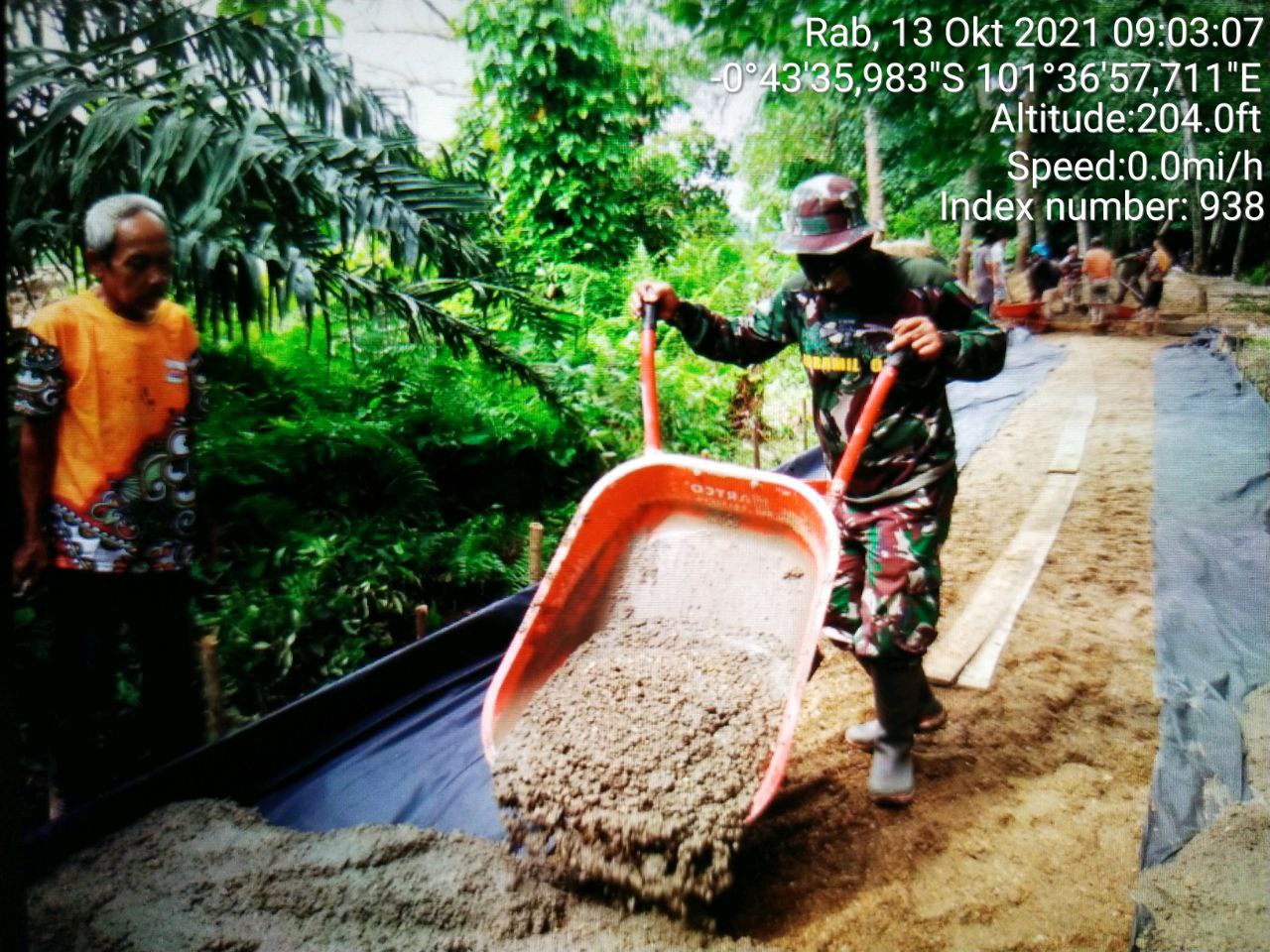 Babinsa Koramil 06 /Cerenti Kodim 0302/ Inhu Bersama Masyarakat Gotong Royong Semenisasi Jalan