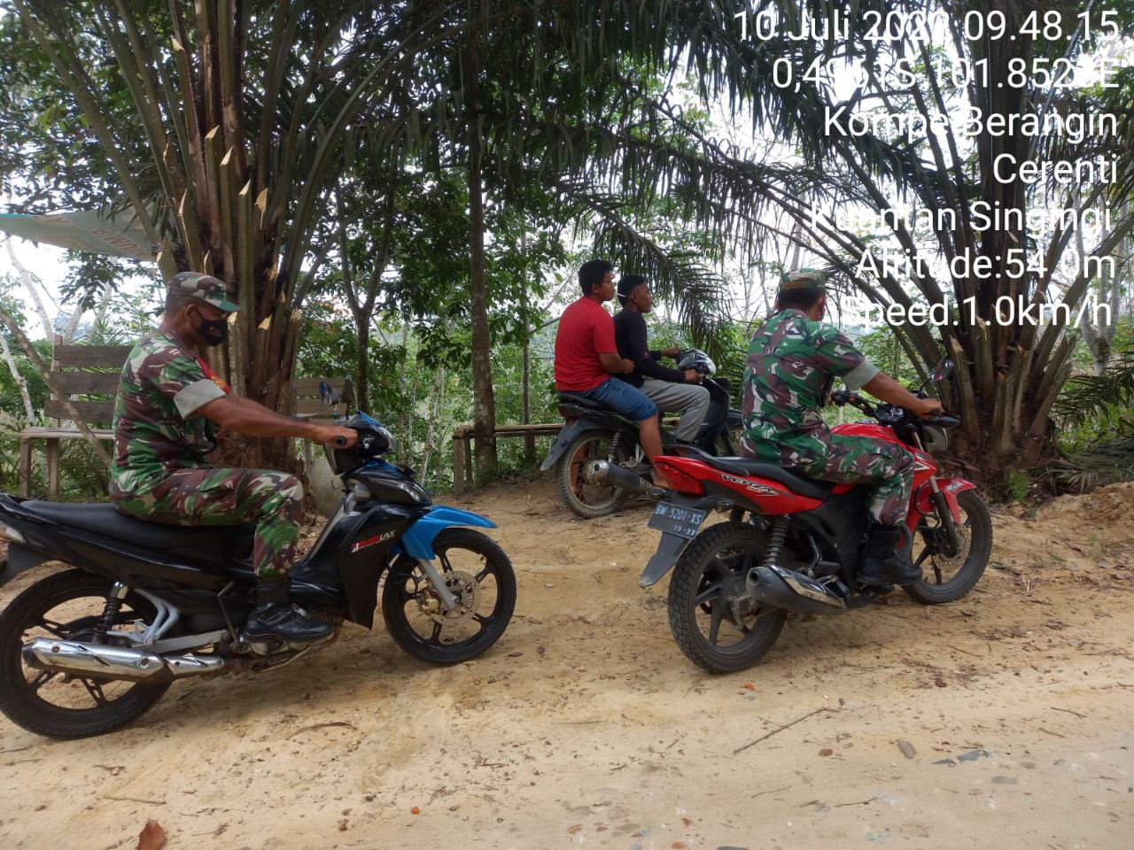 Babinsa Koramil 06/Cerenti Kodim 0302/Inhu Lakukan Upaya Pencegahan Karhutla Dengan Rutin Patroli Dan Sosialisasi Kelahan Dan Perkebunan Warga