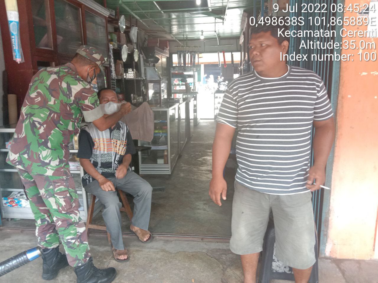 Di Kelurahan Pasar Cerenti Kecamatan Cerenti,Babinsa Koramil 06/Cerenti Kodim 0302/Inhu Bagikan Masker Kepada Warga