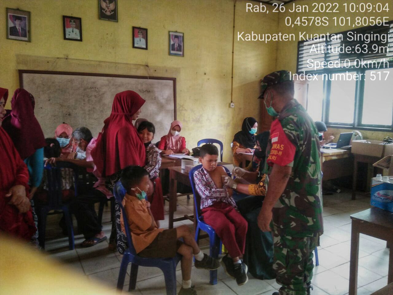 Babinsa Koramil 06/Cerenti Kodim 0302/Inhu Pantau Dan Dampingin Pelaksanaan Vaksin Covid-19 di SD Negeri Pulau Bayur