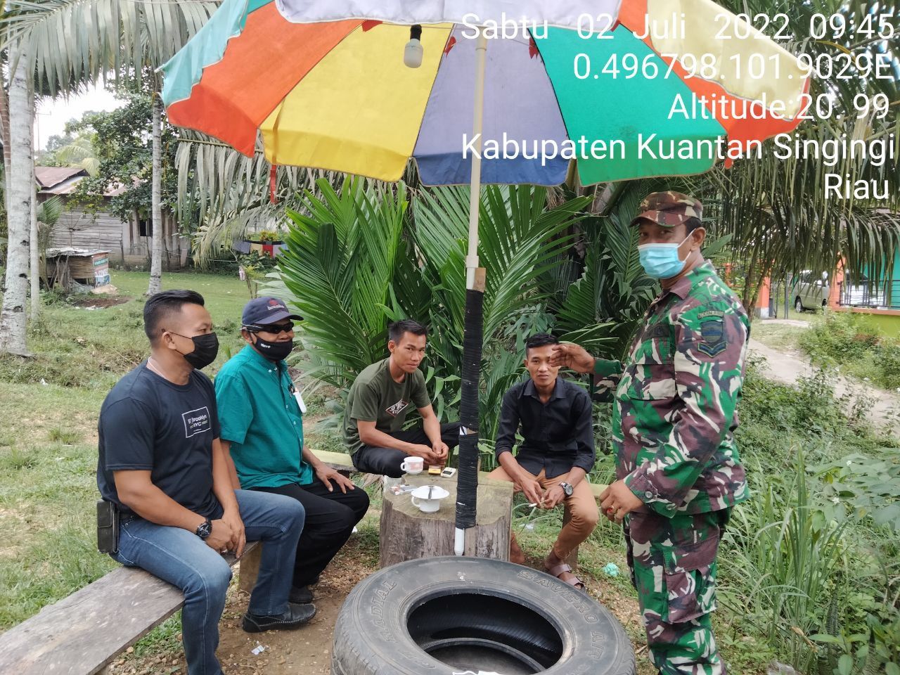 Di Kelurahan Koto Peraku Serda Juanda Babinsa Koramil 06/Cerenti  Kodim 0302/Inhu Melaksanakan Komsos Dengan Masyarakat