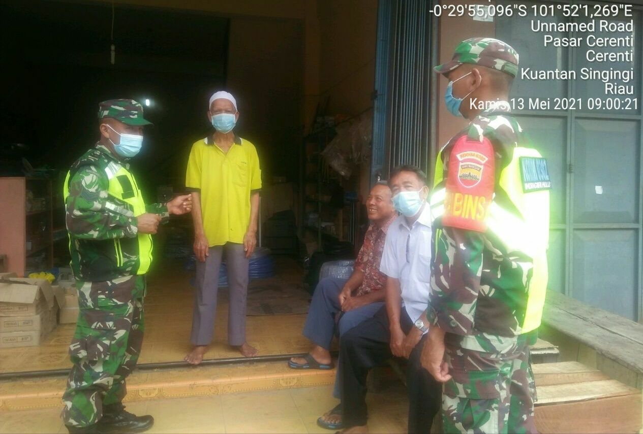 Sambangi Warga Binaan, Babinsa Koramil 06/Cerenti Dim 0302/Inhu Himbau Warga Patuhi Prokes Covid-19 di Kecamatan Cerenti