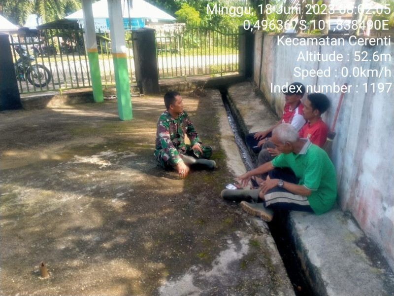 Melalui Komsos Kopda Junedi Babinsa Koramil 06/Cerenti, Dekatkan Diri Dengan Warga Binaan