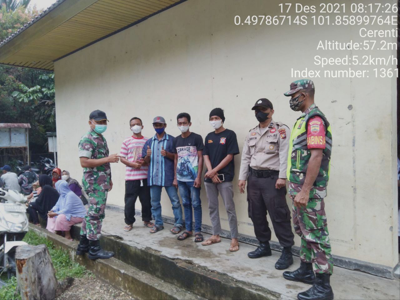 Serda Samrin Babinsa Koramil 06/Cerenti Dim 0302/Inhu Berikan Sosialisasi Serta Himbauan Kepada Warga Agar Patuhi Prokes Covid-19 