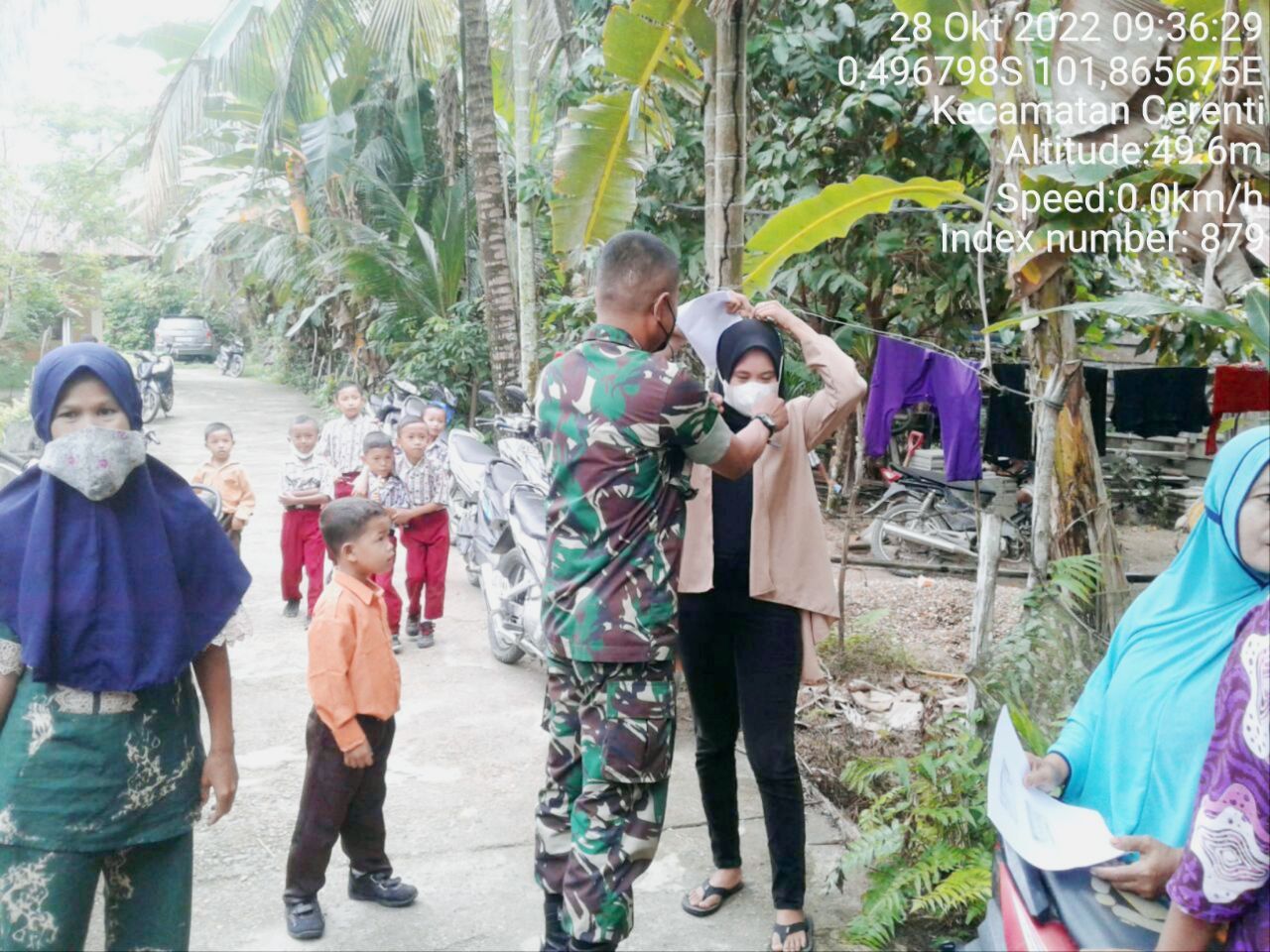Babinsa Koramil 06/ Cerenti Kodim 0302/Inhu Bagikan Masker  Kepada Warga Desa Kampung Baru Kecamatan Cerenti Kabupaten Kuantan Singingi 