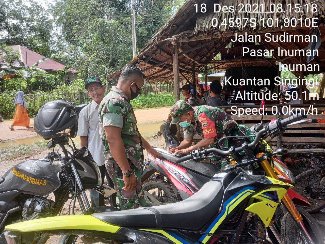 Babinsa Koramil 06/Cerenti Kodim 0302/ Inhu Terapkan Prokes Kepada Warga, Berikan Masker Serta Pemahaman Tentang Kesehatan Kepada Warga