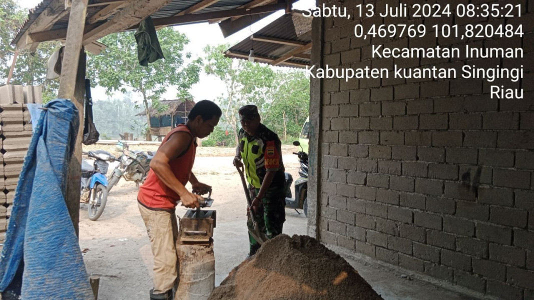 Babinsa Koramil 06/ Cerenti Kodim 0302/Inhu  Bergotong Royong  Dengan Masyarakat Desa Lebuh Lurus Kecamatan Inuman 