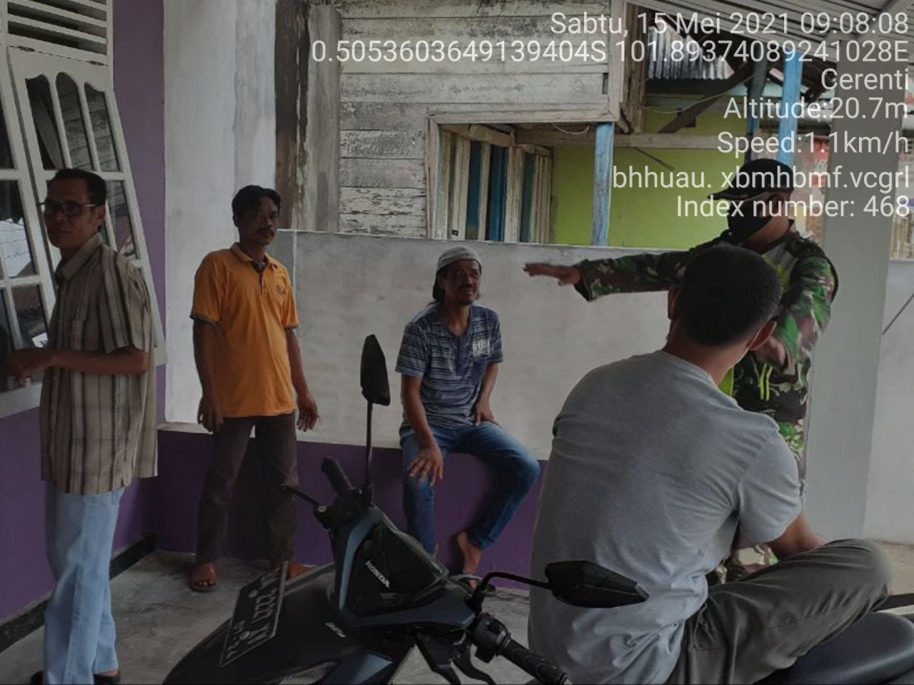 Babinsa Koramil 06/Cerenti Melaksanakan Komsos Sekaligus Memberikan Himbauan Kepada Warga Agar Tetap Mematuhi Protokol Kesehatan