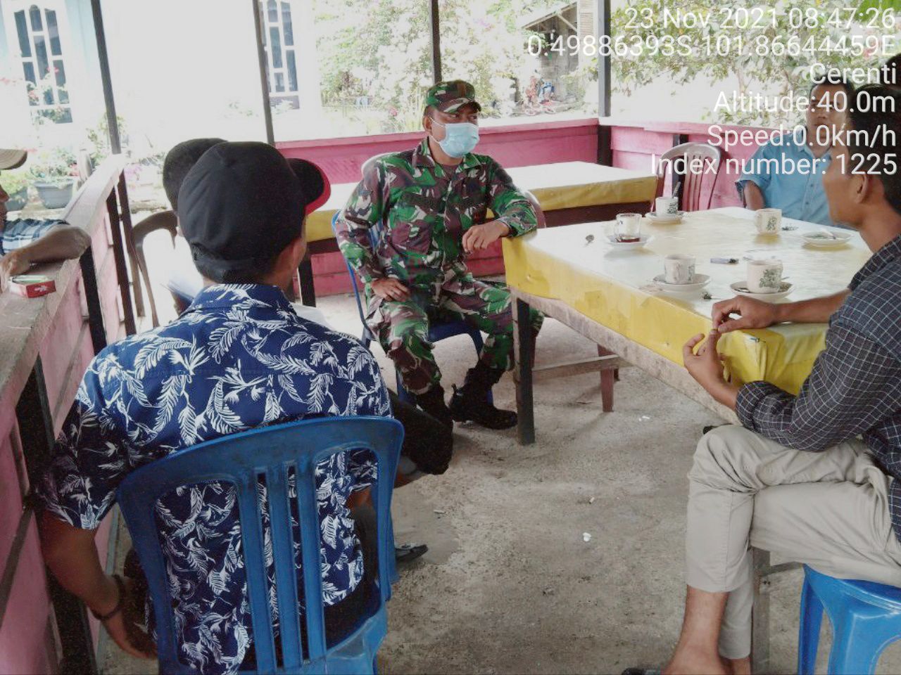 Babinsa Koramil 06/Cerenti  Dim 0302/Inhu, Sertu Efison Komsos Dengan Warga Desa Kampung Baru Kecamatan Cerenti Kabupaten Kuansing