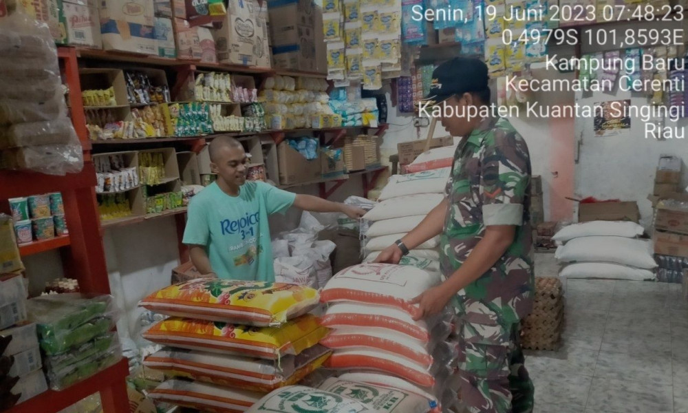 Di Pasar Cerenti Babinsa Koramil 06/Cerenti Kopda Muhammad Soleh Pantau Perkembangan Harga Kebutuhan Pokok