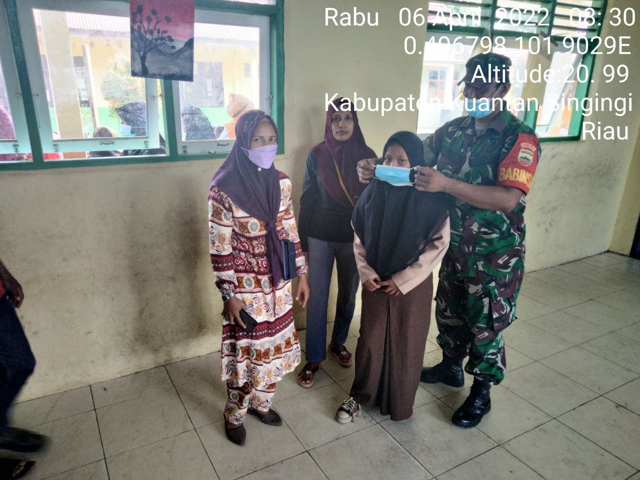 Babinsa Koramil 06/ Cerenti Dim 0302/Inhu Bagikan Masker Gratis Kepada Warga Upaya Memutus Penularan Covid-19 di Bedeng Sikuran Kecamatan lnuman Kabupaten Kuansing