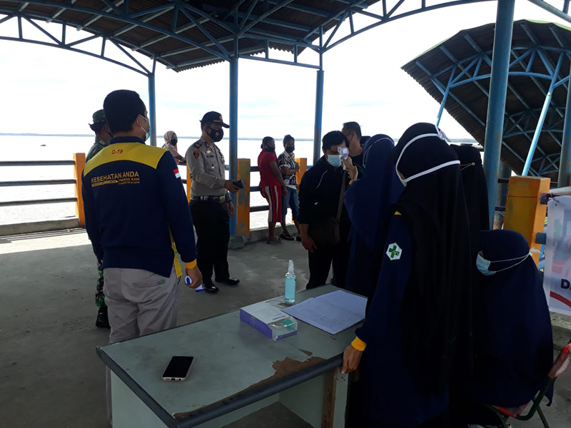 Polsek Kuala Kampar Terus Awasi Penerapan Protokol Kesehatan di Pelabuhan Penyalai