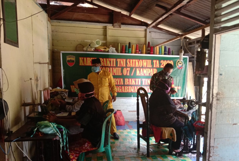 Babinsa Koramil 07/Kampar Bersama PKK Desa Bukit Teratai Gotong Royong Buat Masker 
