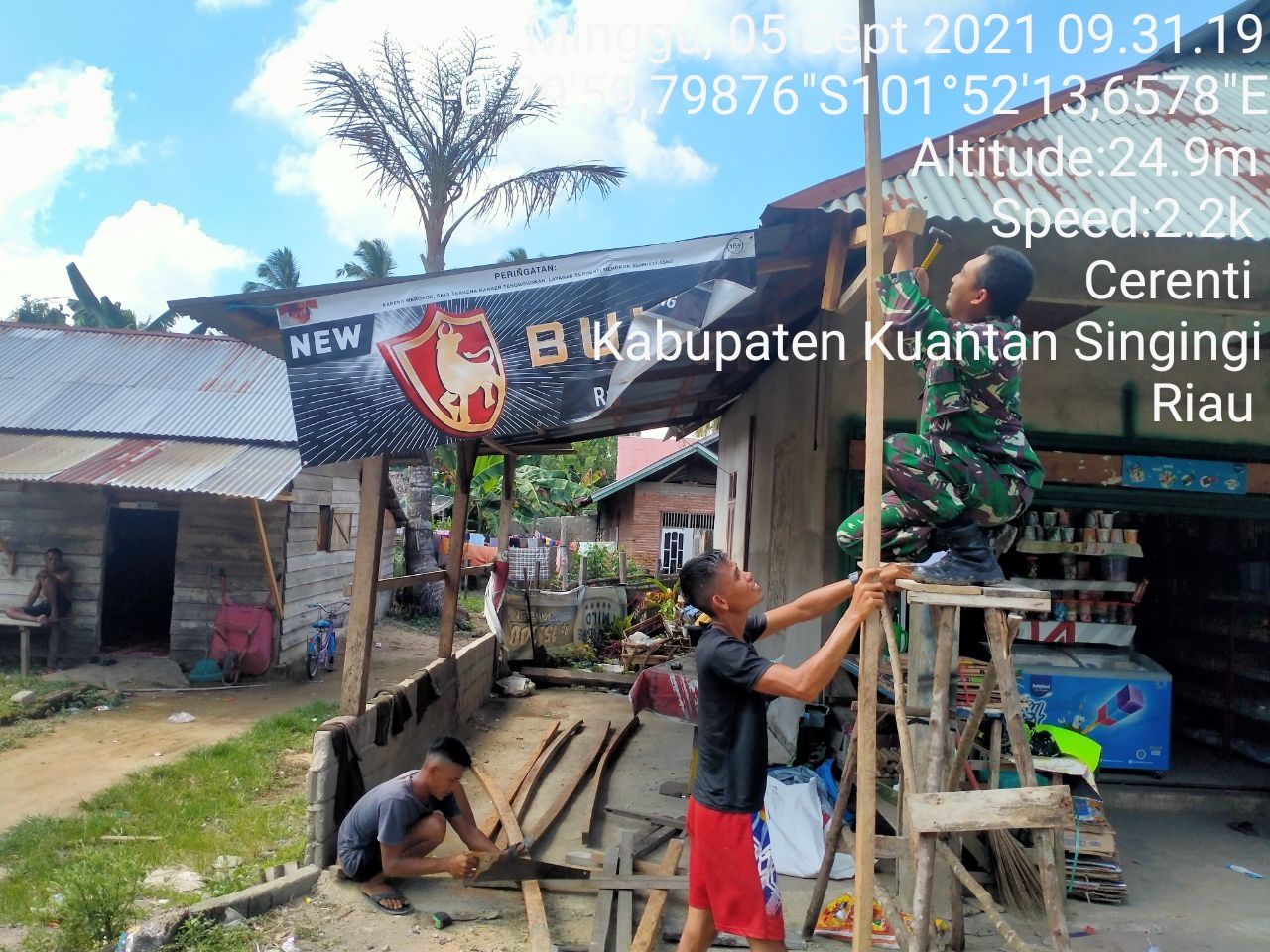 Bangun Keakraban Babinsa Koramil 06/Cerenti Dim 0302/Inhu Bantu Pembuatan Teras Rumah Milik Warga Binaan di Desa Pulau Bayur