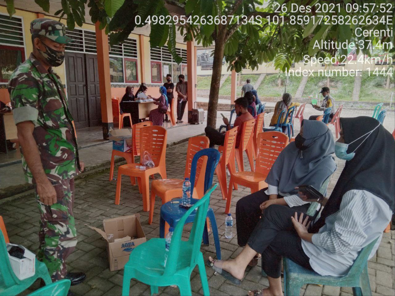 Serda Samrin Babinsa Koramil 06/Cerenti  Kodim 0302/Inhu Komsos Dengan Warga Desa Sikakak