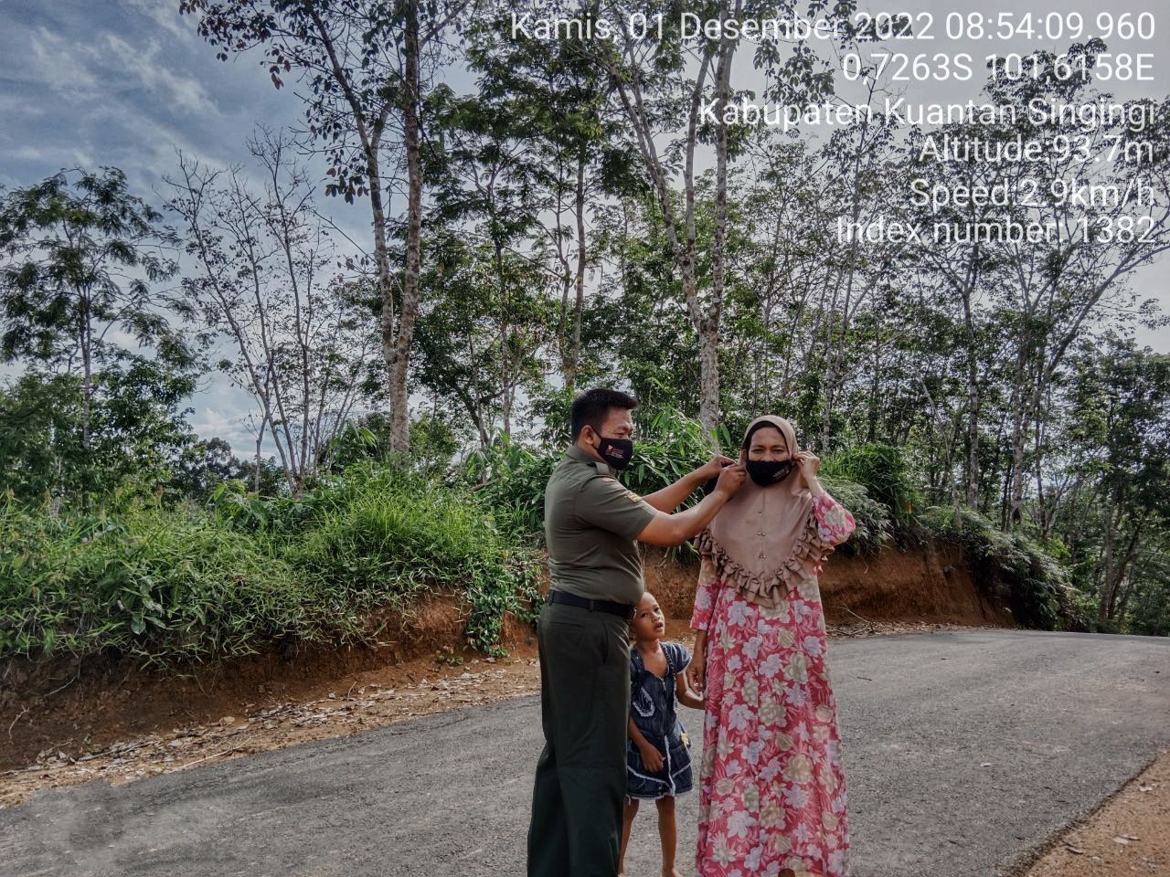 Babinsa Koramil 06/Cerenti Kodim 0302 /Inhu Bagikan Masker Untuk Warga di Desa Tanjung Medan 