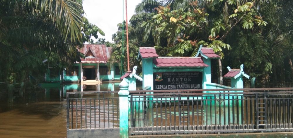 Sudah 12 Hari Terendam Banjir, Aktivitas Warga Desa Tanjung Balam Kampar Terganggu