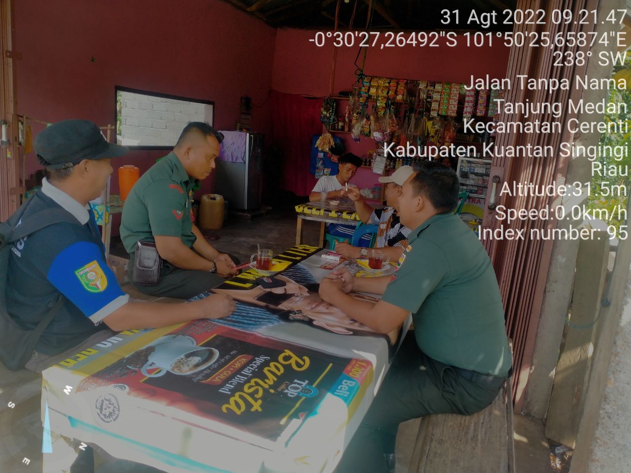 Kopda Mohammad Soleh Babinsa Koramil 06/Cerenti Kodim 0302/Inhu Komsos Dengan Warga Binaan Memberikan Pengertian Tentang Pentingnya Menjaga Protokol Kesehatan