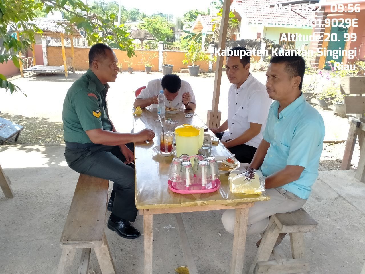 Komsos Di Kedai Kopi Babinsa Koramil 06/Cerenti Kodim 0302/Inhu Beri Himbauan Ke Warga Pentingnya Patuhi Prokes