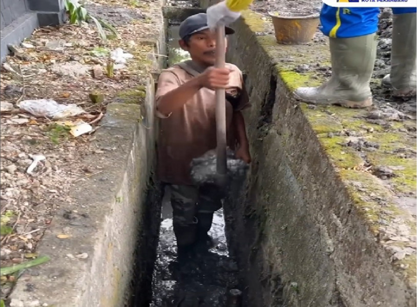 Pasukan Kuning Dinas PUPR Pekanbaru Bersihkan Drainase Jalan Pattimura