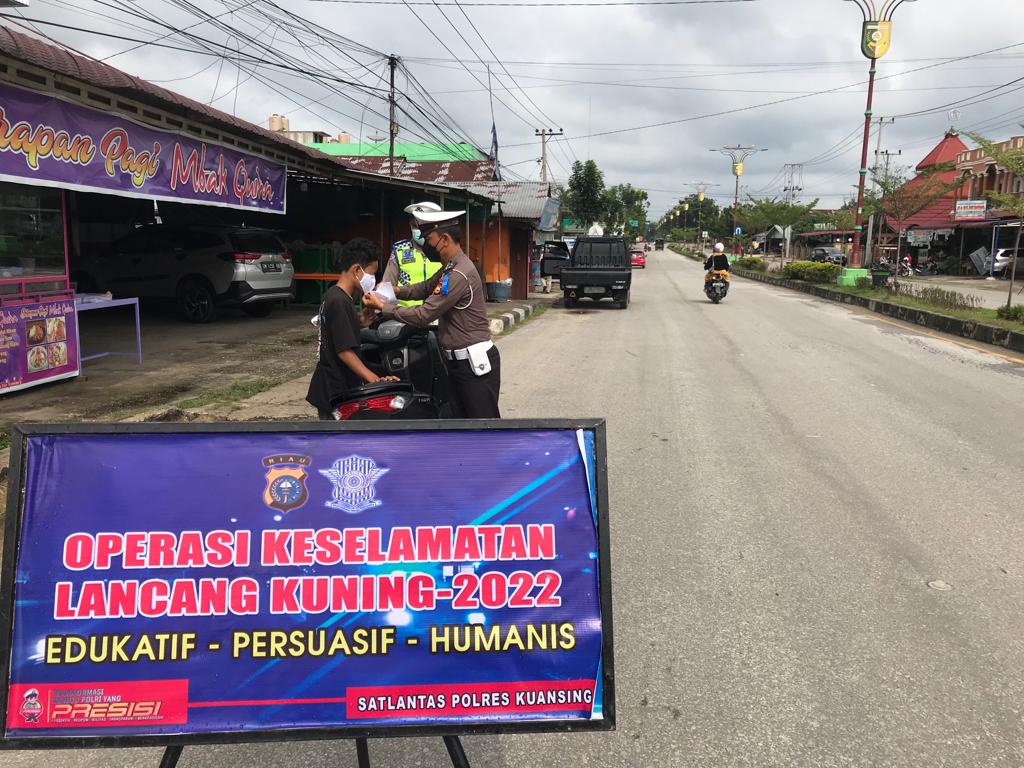 Sat Lantas Polres Kuansing, Bagikan Masker dan Ingatkan Pengendara agar patuhi protkes covid 19 dan peraturan Lalu Lintas