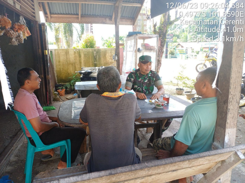 Sertu Efison Babinsa Koramil 06/Cerenti Laksanakan Komsos Dengan Masyarakat Memberikan Pengertian Tentang Pentingnya Menjaga Keamanan
