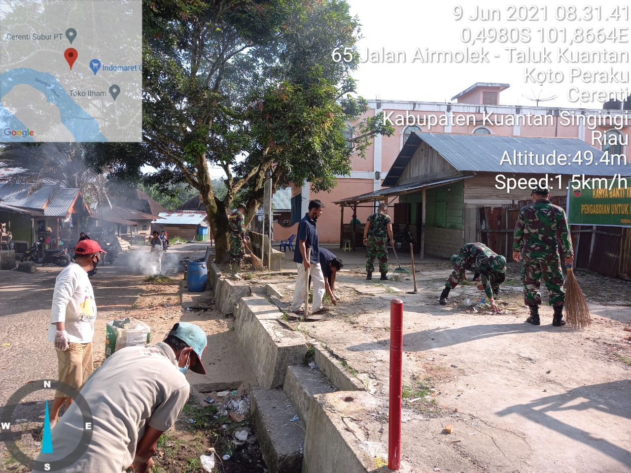 Anggota Koramil 06/Cerenti Laksanakan Karya Bakti Untuk Membersihkan Jalan Pasar Dan Lapak Pedagang Pasar