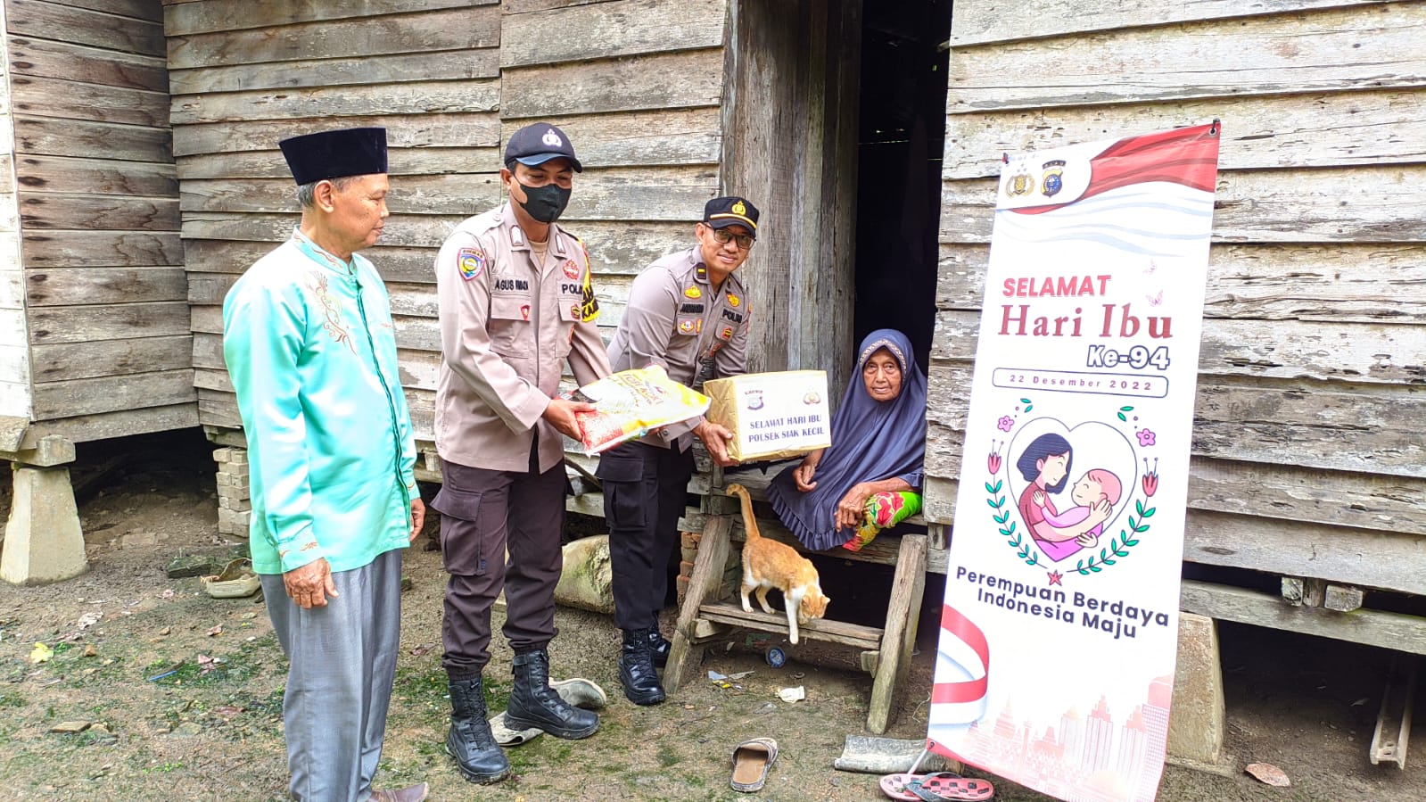 Peringati Hari Ibu, Polsek Siak Kecil Bantu Warga Kurang Mampu di Desa Liang Banir