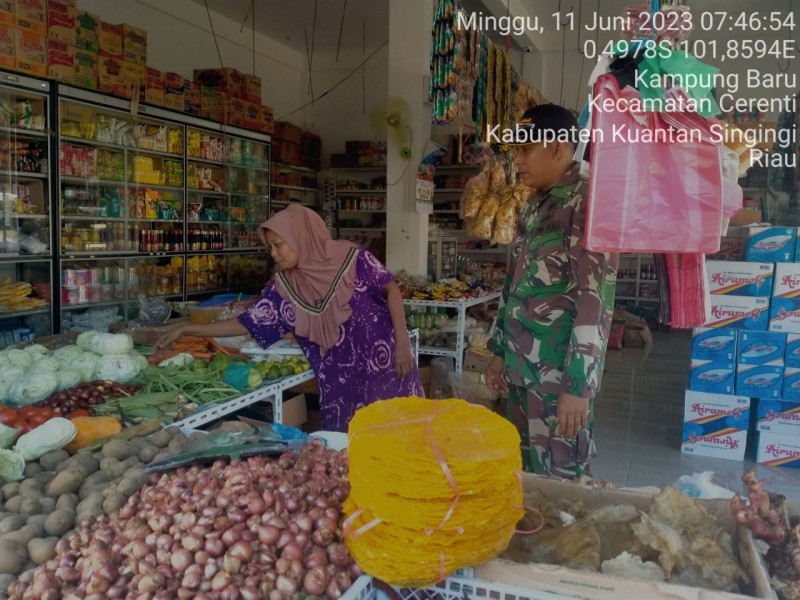 Babinsa Koramil 06/Cerenti Pantau Perkembangan Harga Kebutuhan Pokok Di Wilayah Cerenti di Desa Kampung Baru