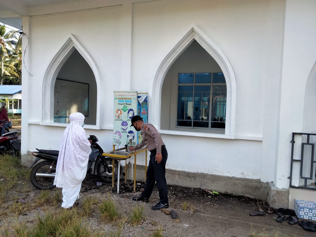 Hari Raya Idul Fitri, Personel Polsek Kuala Kampar Lakukan Pengamanan di Masjid
