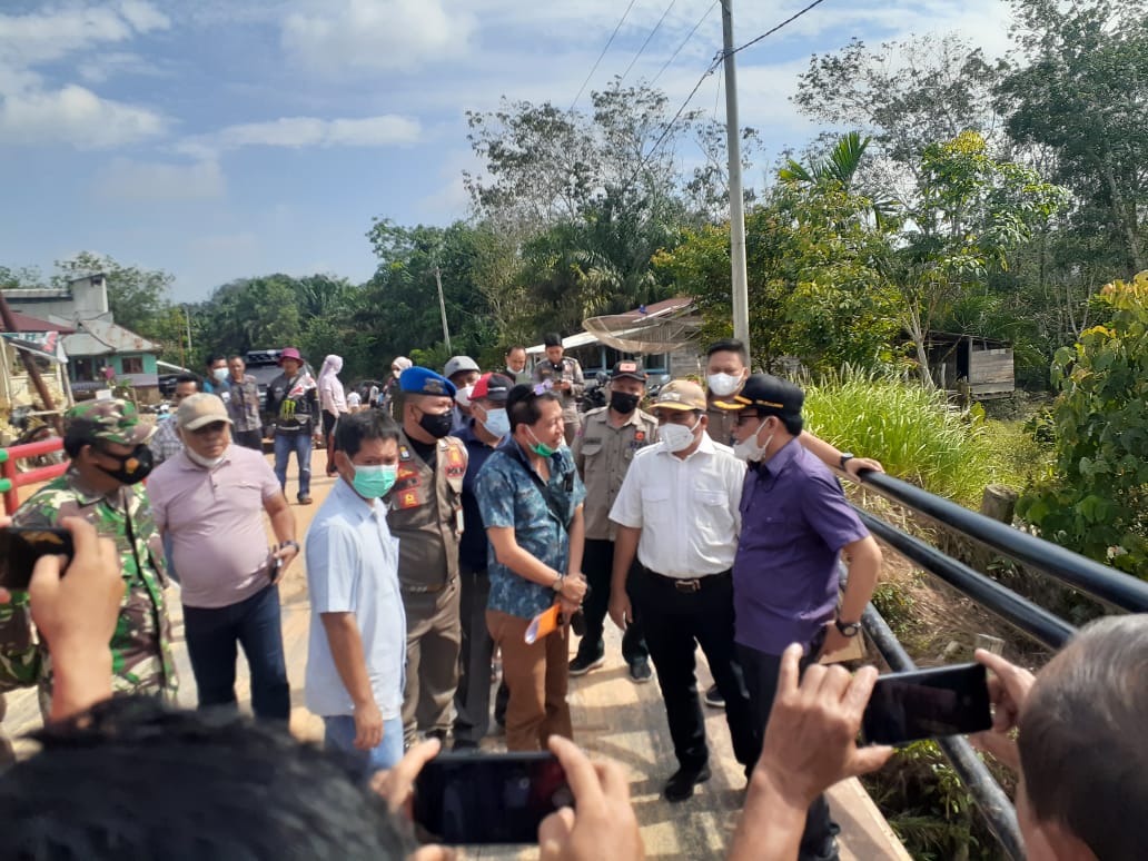 Kapolsek Ukui Dampingi Wakil Bupati Pelalawan Tinjau Banjir di Desa Lubuk Kembang Bunga
