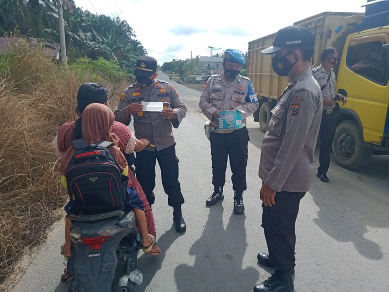 Polsek Kerumutan Kembali Bagikan Masker Gratis kepada Pengguna Jalan