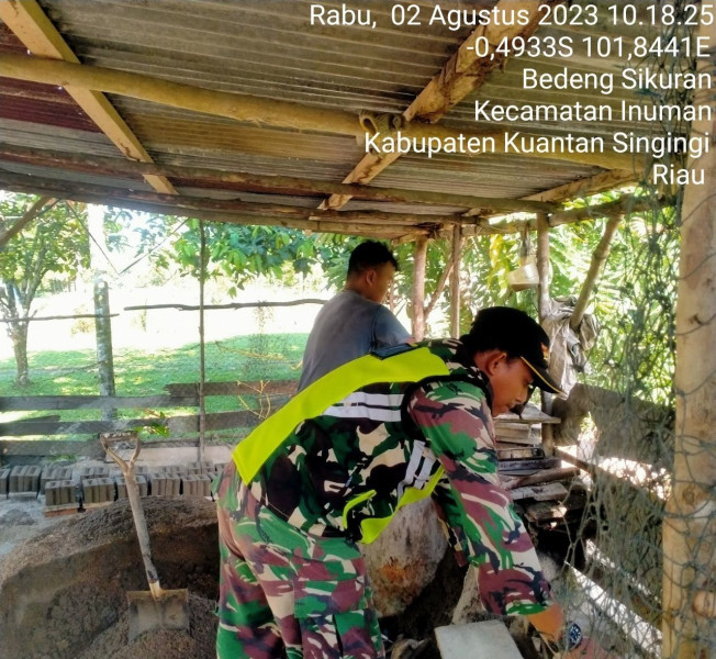 Bangun Keakraban Babinsa Koramil 06/Cerenti Kodim 0302/Inhu,Kopda Muhamad Soleh Bantu Warga Membuat Batako Di Desa Bedeng Sikuran