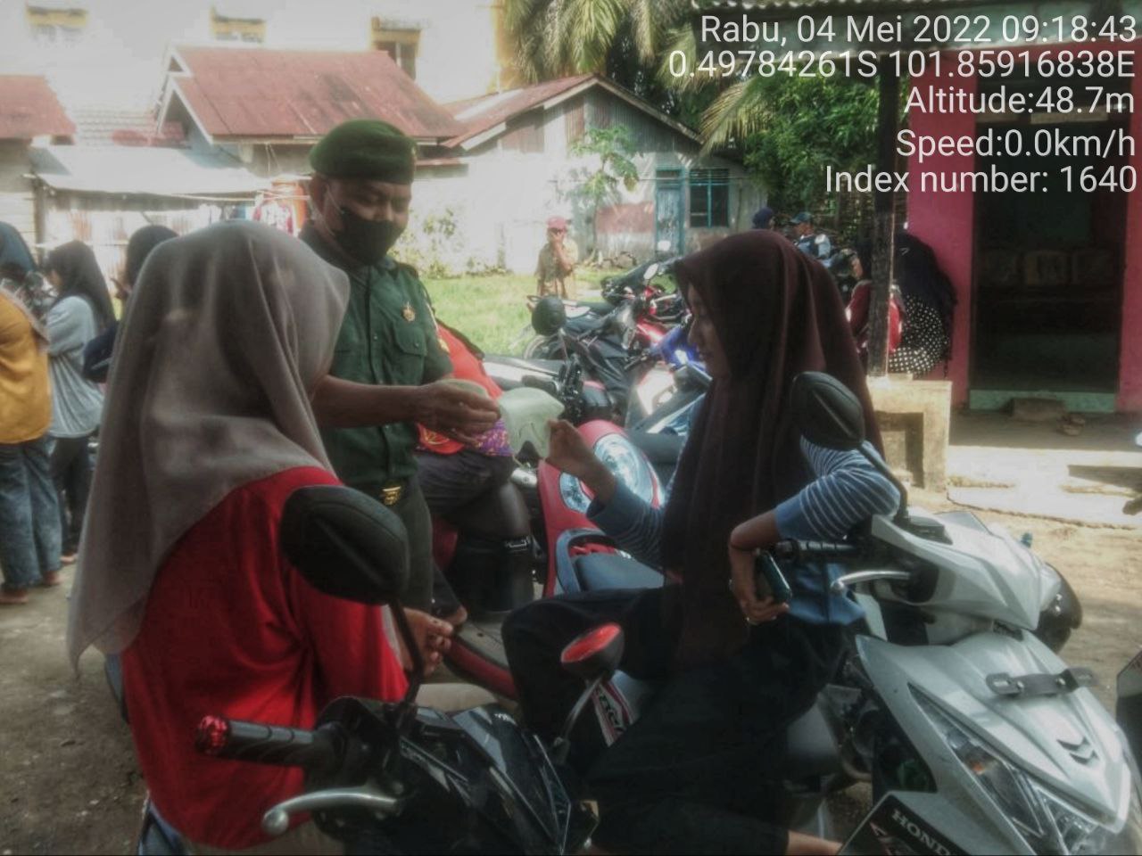 Babinsa Koramil 06/Cerenti Kodim 0302/Inhu Bagikan Masker Kepada Warga Desa Pulau Sipan Kecamatan Inuman Kabupaten Kuantan Singingi