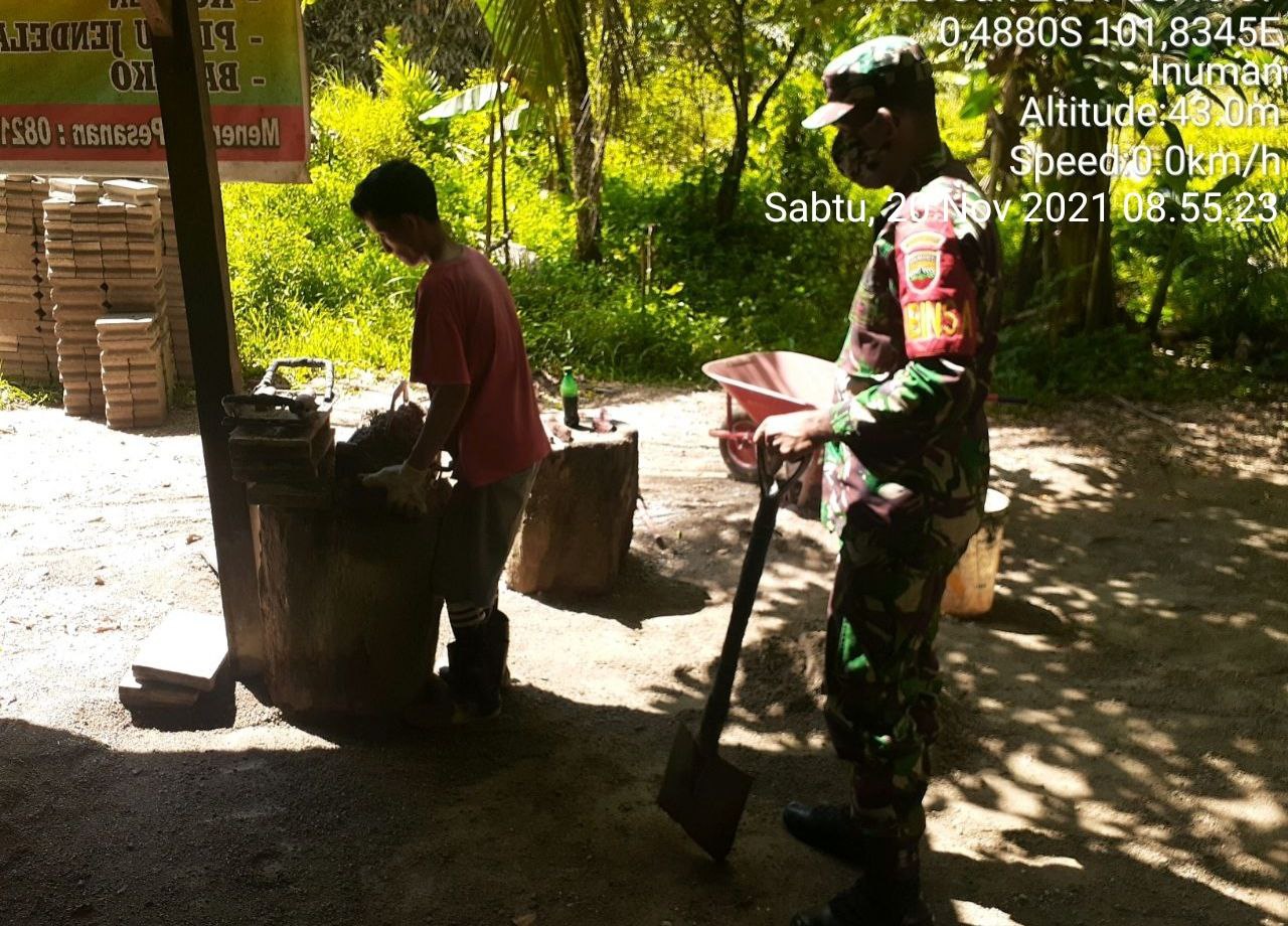 Anggota Babinsa Koramil 06/Cerenti Dim 0302/Inhu Bantu Warga Binaan Cetak Batako di Desa Bedeng Sikuran