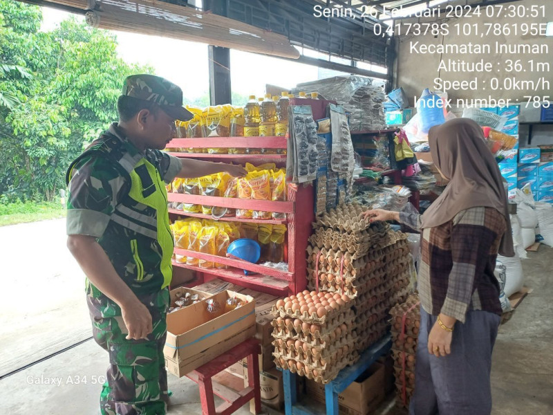 Di Pasar Inuman Babinsa Koramil 06/Cerenti Kodim 0302/Inhu Cek Harga Sembako