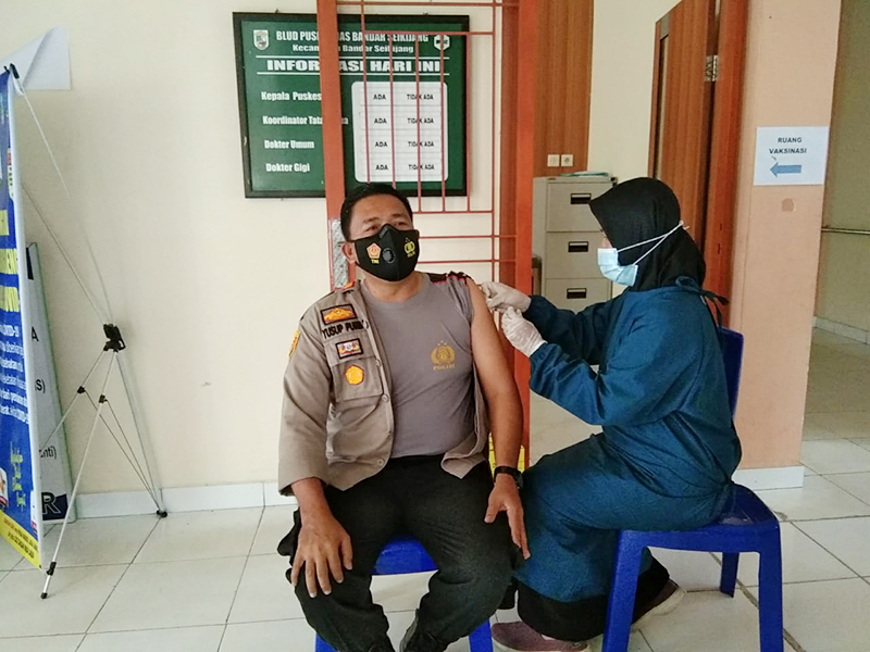 Kapolsek Bandar Sei Kijang dan Anggota Jalani Vaksinasi Tahap 2
