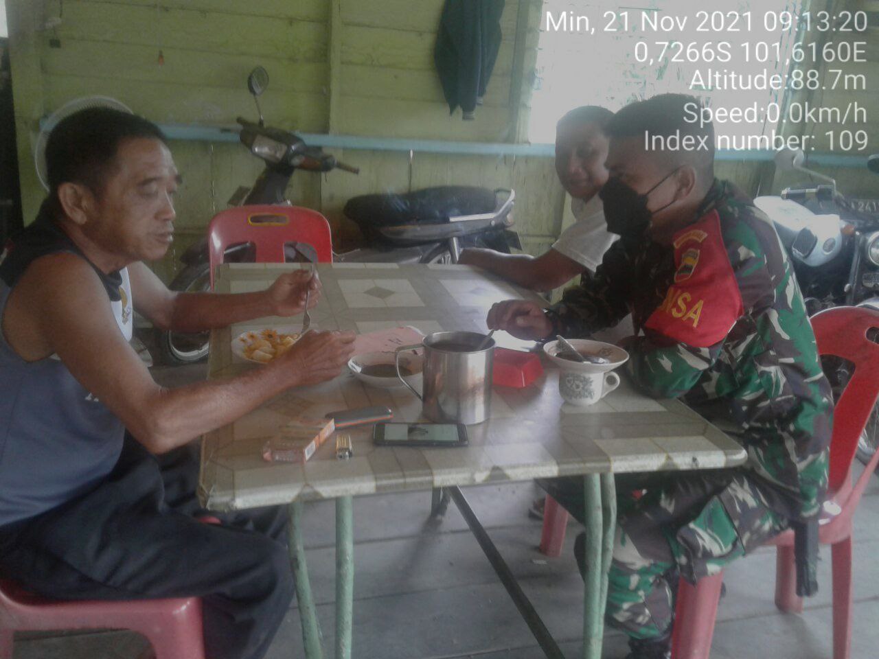 Anggota Babinsa Koramil 06/Cerenti Kodim 0302/Inhu Melaksanakan Komsos Dengan Masyarakat di Desa Bedeng Sikuran Kecamatan Inuman Kabupaten Kuansing