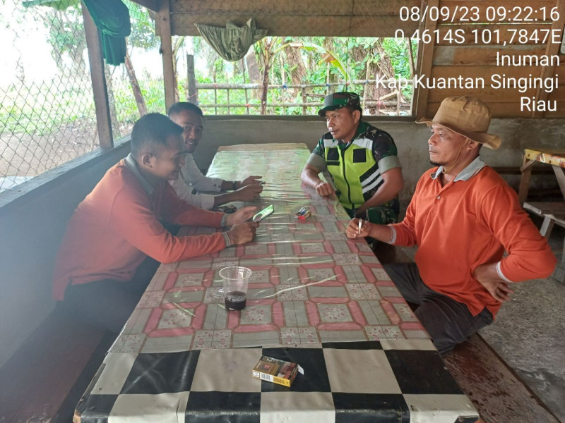 Sertu Efison Babinsa Koramil 06/Cerenti Kodim 0302/Inhu Komsos Dengan Masyarakat Desa Koto Inuman