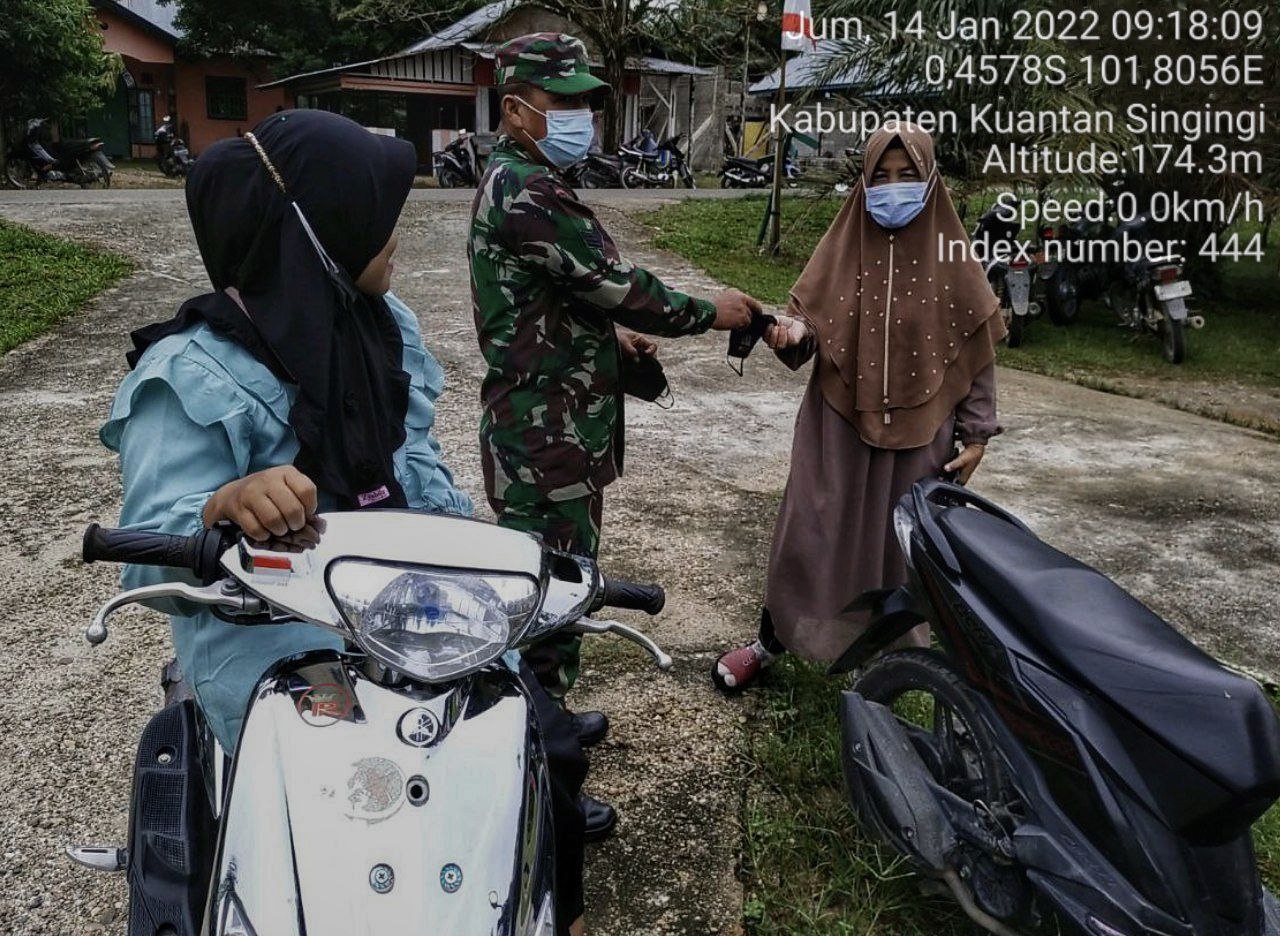 Babinsa Koramil 06/ Cerenti  Kodim 0302/Inhu Bagikan Masker Kepada Warga di Desa Seberang Pulau Busuk Kecamatan Inuman Kabupaten Kuansing