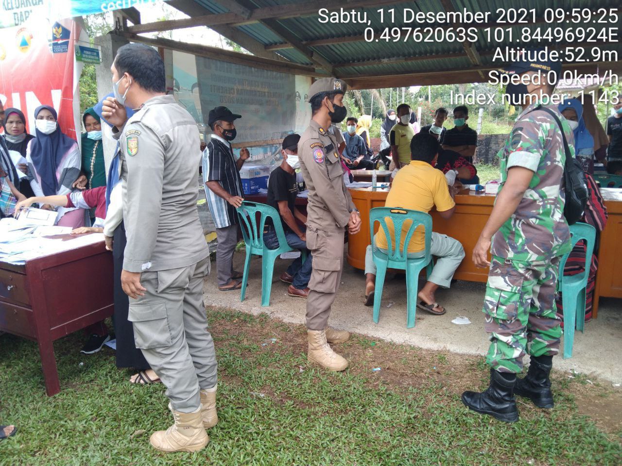 Kopda Junedi Babinsa Koramil 06/Cerenti Kodim 0302/Inhu  Pantau Dan Dampingi Pelaksanaan Vaksin Covid-19