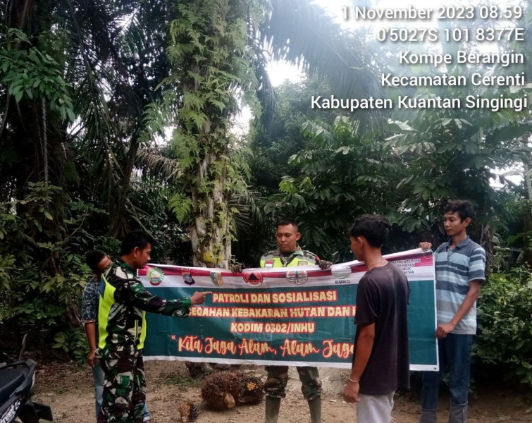 Ajak Warga Desa Kompe Berangin Kecamatan Cerenti Patroli dan Sosialisasi Karhutlah Babinsa Koramil 06/Cerenti Kodim 0302/Inhu Sertu Pirman Dan Serda Jama Anur Telusuri Lokasi Perkebunan Warga Antisipasi Karhutlah