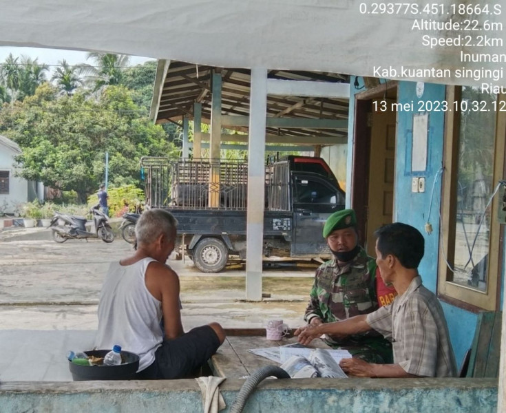 Babinsa Koramil 06/Cerenti Kodim 0302/Inhu Serda Dumen Siregar Selalu Menjaga Keakraban Dengan Komsos Memupuk Tali Silaturahmi