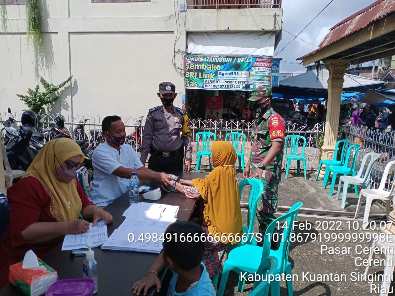 Babinsa Koramil 06/Cerenti Kodim 0302/Inhu Lakukan Pendampingan Vaksinasi Di Kelurahan Pasar Cerenti Kecamatan Cerenti