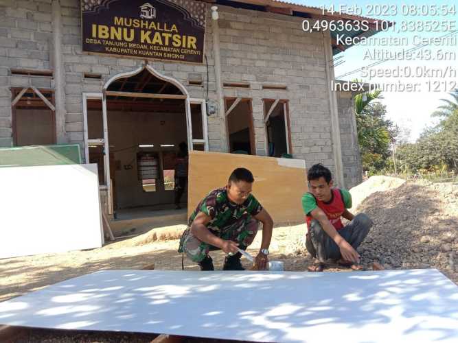 Babinsa Koramil 06/Cerenti Kodim 0302/Inhu Kopda Junedi Bantu Warga Dalam Pengecatan Flafon Mushalla Didesa Tanjung Medan Kecamatan Cerenti