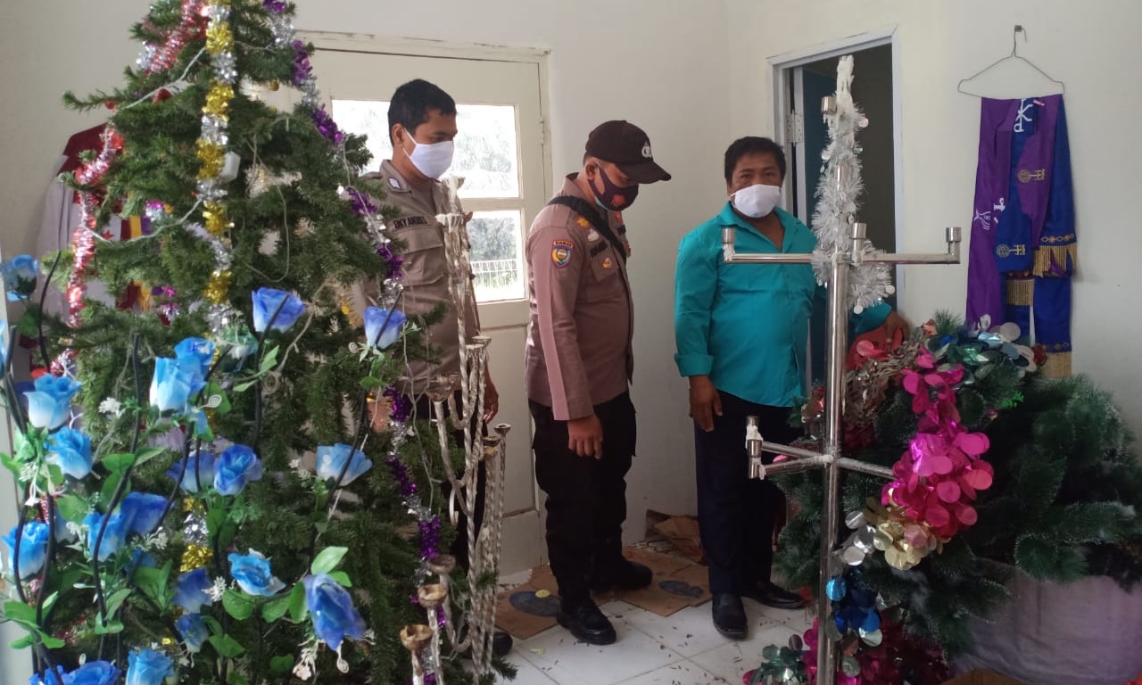 Personel Polsek Bunut Lakukan Giat Pengamanan Ibadah Tahun Baru di Gereja