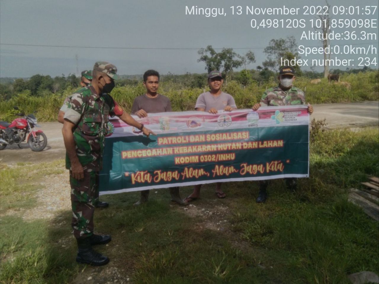 Tingkatkan Pengawasan Karlahut, Babinsa Koramil 06/ Cerenti Kodim 0302/ Inhu Laksanakan Patroli dan Sosialisasi Kepada Masyarakat di Desa Ketaping Jaya Kecamatan Inuman 