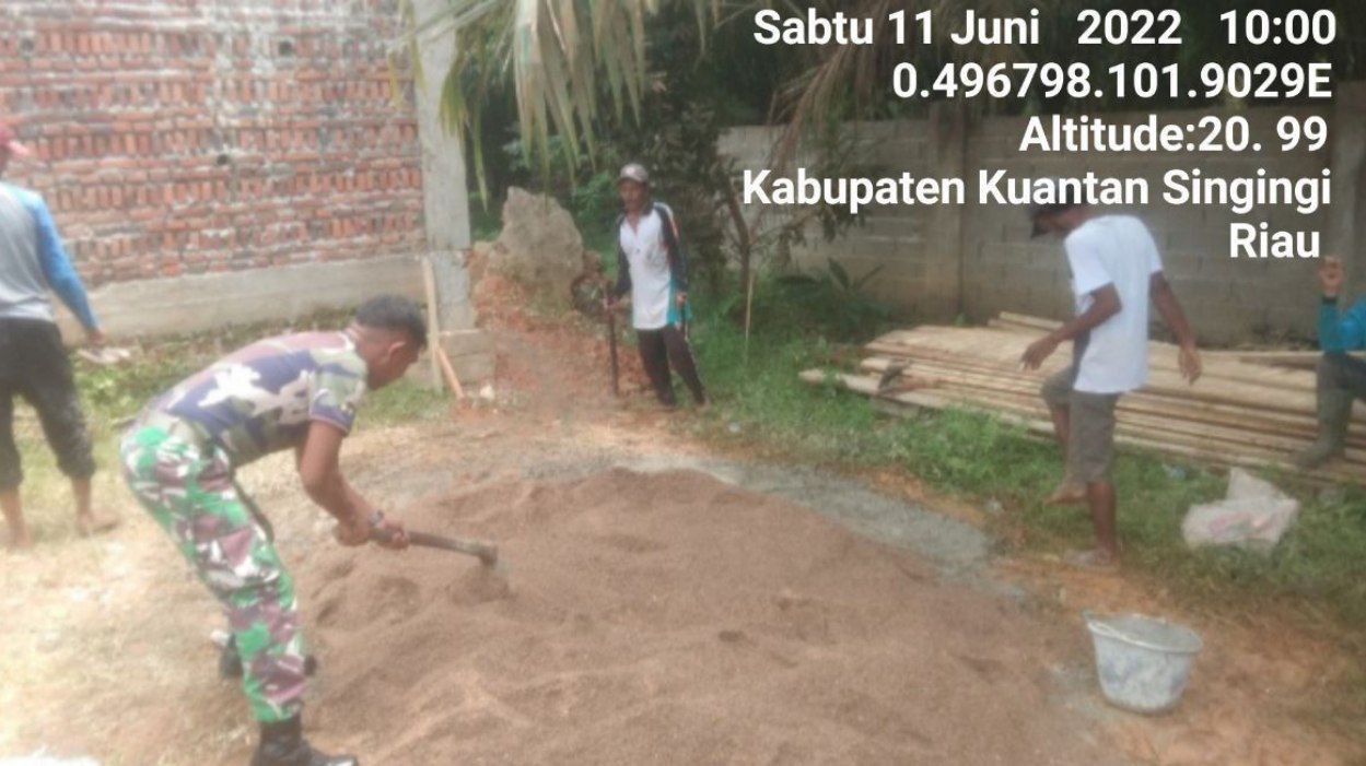 Warga Membangun Rumah, Babinsa Koramil 06/Cerenti Kodim 0302/Inhu Bantu Aduk Semen