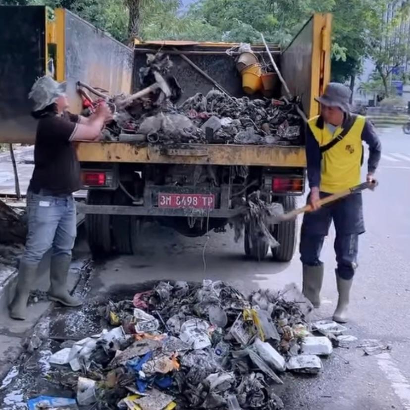  PUPR Pekanbaru Normalisasi Drainase di Depan Kantor Gubernur Riau