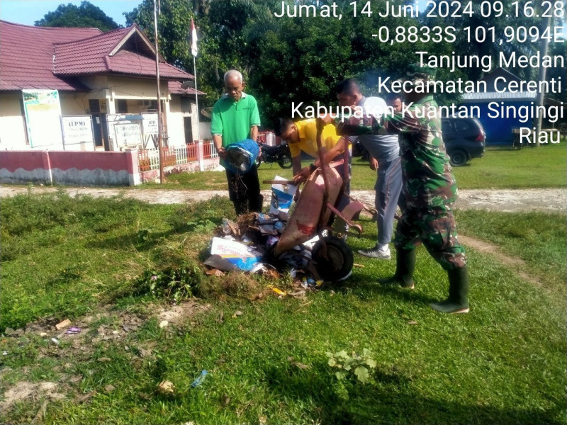 Jalin Kebersamaan Babinsa Koramil 06/ Cerenti Dim 0302/Inhu Gotong Royong Bersama Warga Untuk Membersihkan Lingkungan
